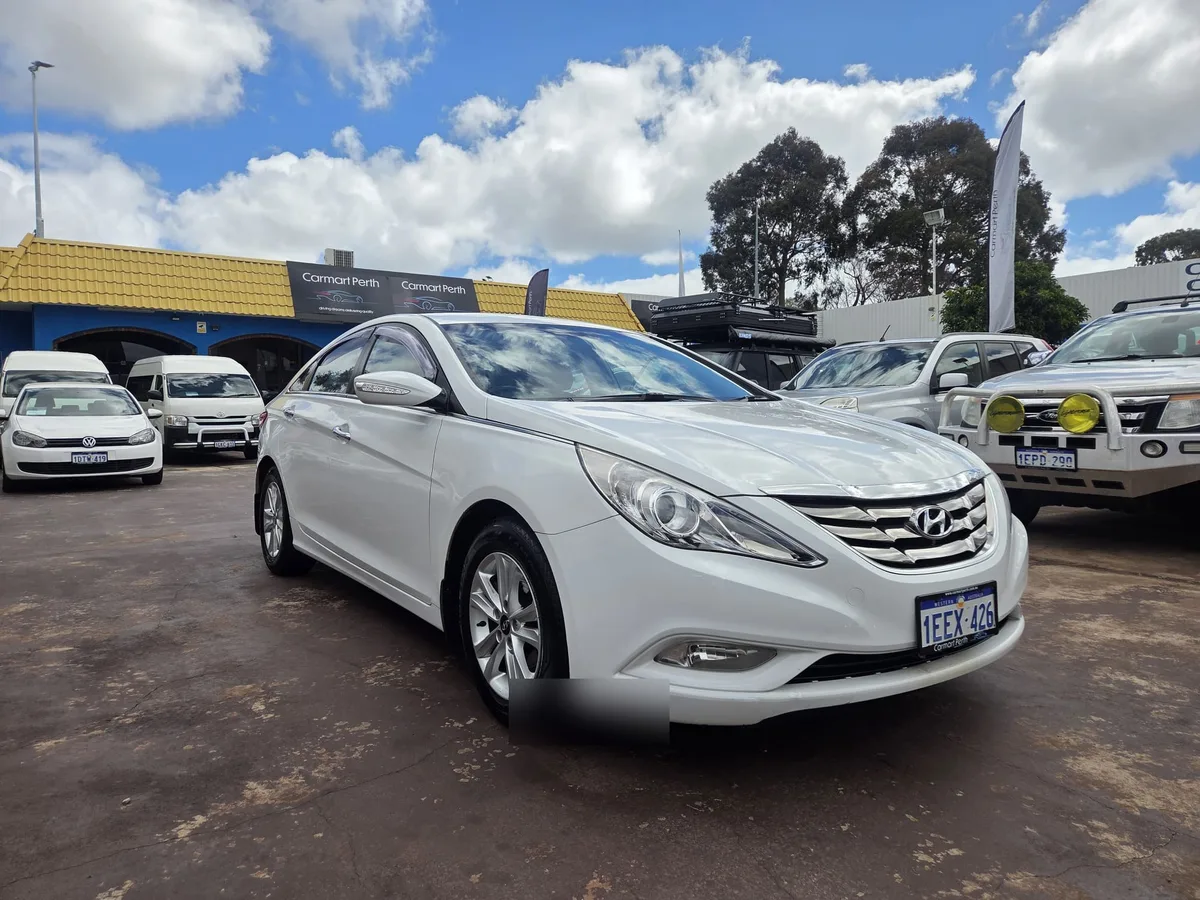 2011 Hyundai i45 — photo 1