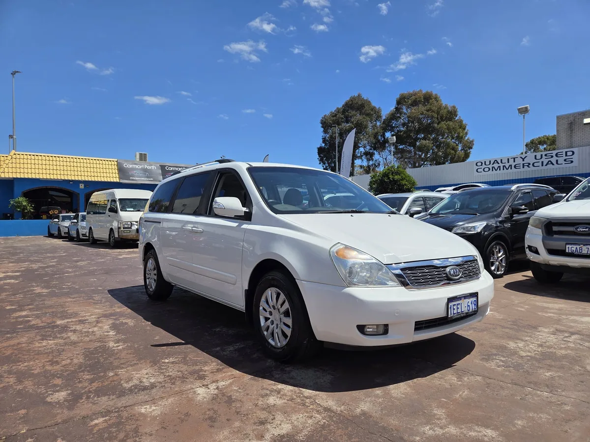 2011 Kia GRAND CARNIVAL — photo 1